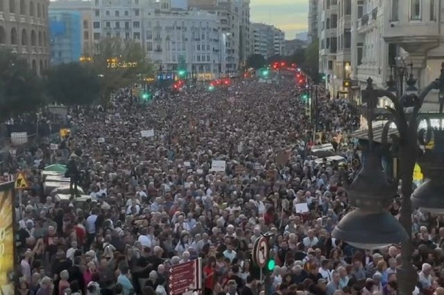 Ένας χρόνος μετά τις φονικές πλημμύρες στη Βαλένθια, οι δρόμοι γέμισαν ξανά φωνές