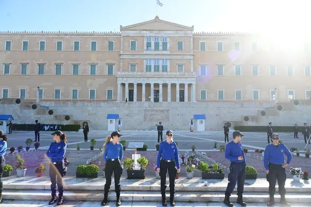 Άγνωστος Στρατιώτης: Υπό αστυνομικό κλοιό ο χώρος με τα ονόματα των θυμάτων των Τεμπών