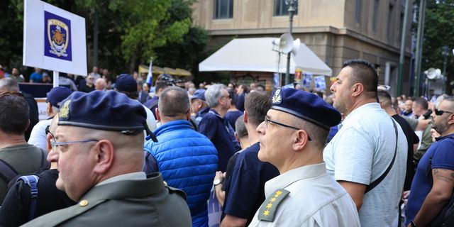 Διαμαρτυρία χιλιάδων ενστόλων στο κέντρο της Αθήνας – Ζητούν 13ο και 14ο μισθό