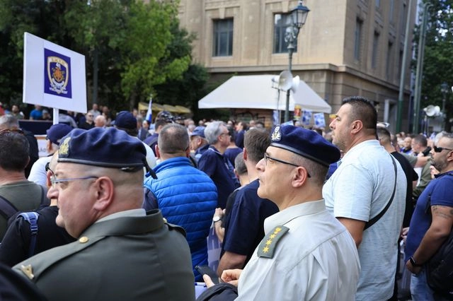Διαμαρτυρία χιλιάδων ενστόλων στο κέντρο της Αθήνας – Ζητούν 13ο και 14ο μισθό