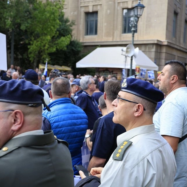 Διαμαρτυρία χιλιάδων ενστόλων στο κέντρο της Αθήνας – Ζητούν 13ο και 14ο μισθό