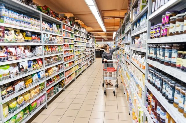 Η κυβέρνηση τα βάζει εκ των υστέρων με την ακρίβεια