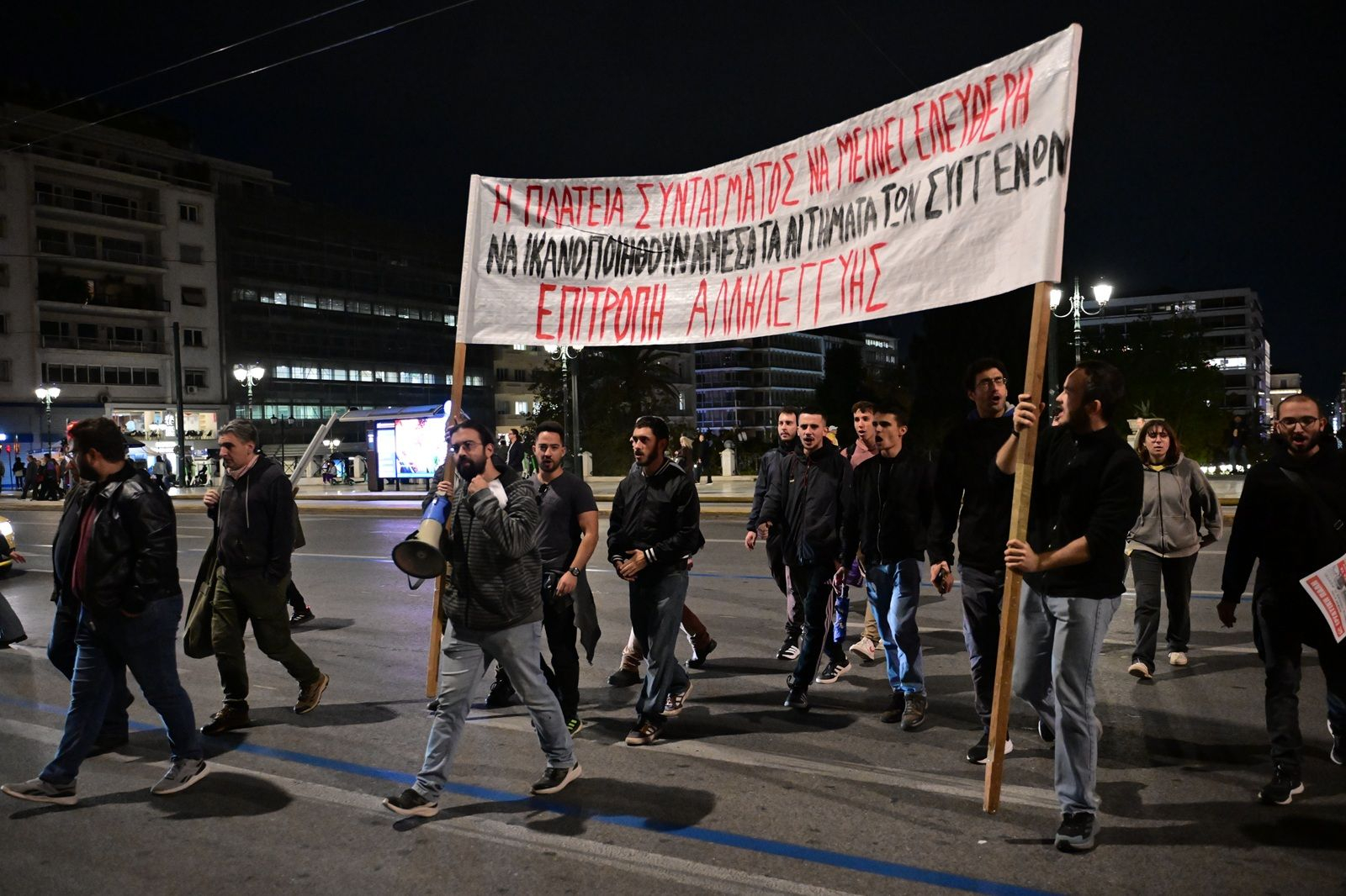 Συγκέντρωση στο Σύνταγμα, ενάντια στην κυβερνητική τροπολογία για την αλλαγή καθεστώτος φύλαξης του Μνημείου του Αγνώστου Στρατιώτη