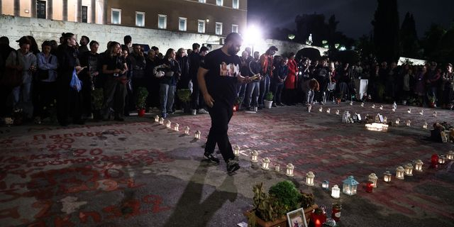 Διαμαρτυρία στο μνημείο με τα ονόματα των νεκρών από το Σιδηροδρομικό δυστύχημα στα Τέμπη