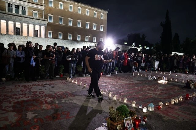 Διαμαρτυρία στο μνημείο με τα ονόματα των νεκρών από το Σιδηροδρομικό δυστύχημα στα Τέμπη