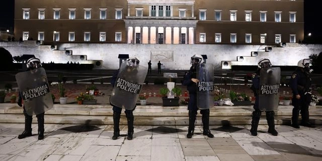Δυνάμεις των ΜΑΤ στον χώρο μπροστά από το μνημείο του Αγνώστου Στρατιώτη
