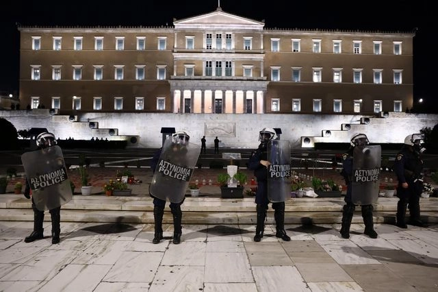 Δυνάμεις των ΜΑΤ στον χώρο μπροστά από το μνημείο του Αγνώστου Στρατιώτη