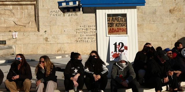 Πλατείες και διαφθορά