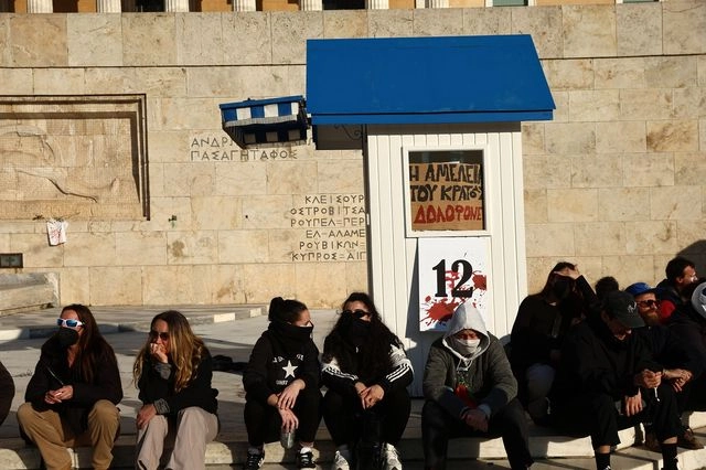 Πλατείες και διαφθορά
