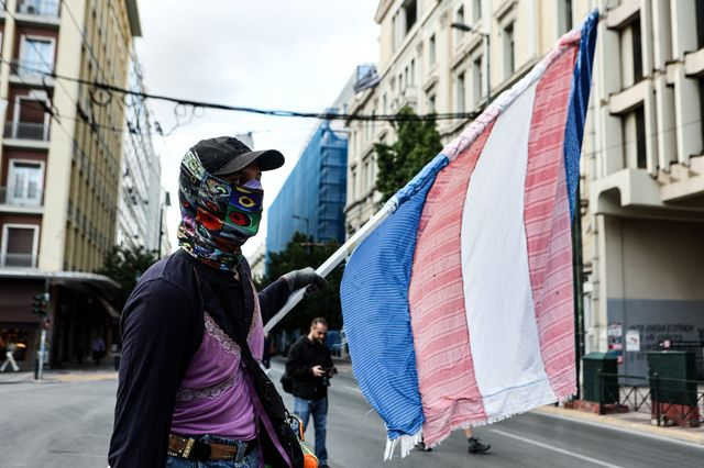 Στο 1ο Trans Pride – Ελεύθερα σώματα, ελεύθερη Παλαιστίνη & η γροθιά του Πάνου Ρούτσι