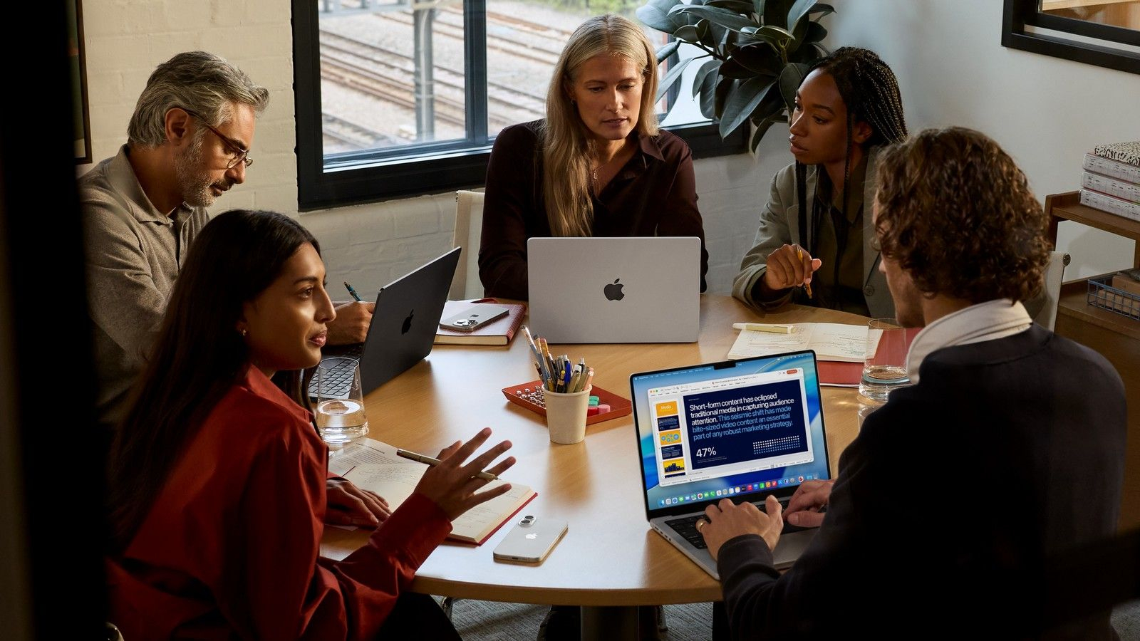 Εργαζόμενοι με το νέο ΜacBook Pro 14 ιντσών