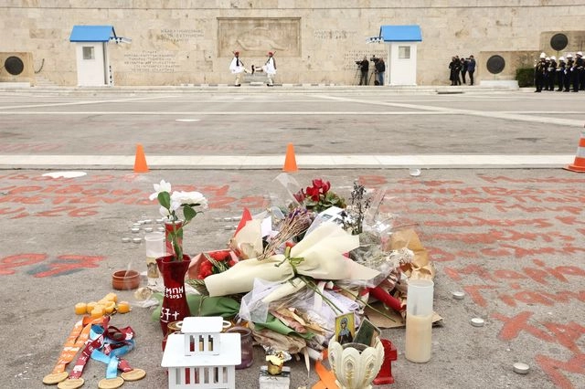 Άγνωστος Στρατιώτης: Η κυβέρνηση δεν θα σβήσει τα ονόματα των νεκρών των Τεμπών