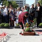 Συγκίνηση στο Σύνταγμα: Πλήθος κόσμου στο μνημείο των Τεμπών μετά την παρέλαση