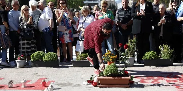 Συγκίνηση στο Σύνταγμα: Πλήθος κόσμου στο μνημείο των Τεμπών μετά την παρέλαση
