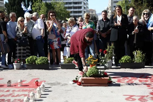 Συγκίνηση στο Σύνταγμα: Πλήθος κόσμου στο μνημείο των Τεμπών μετά την παρέλαση