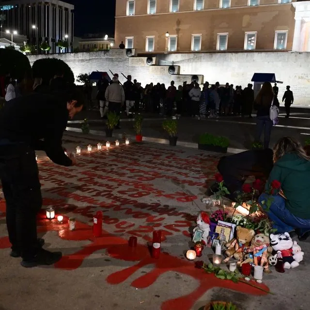 Προσκλητήριο νεκρών στο άτυπο μνημείο των θυμάτων των Τεμπών – “Δολοφονήθηκαν”