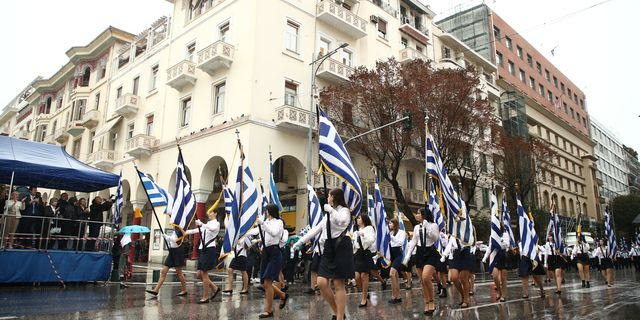 28η Οκτωβρίου: Με βροχή η μαθητική παρέλαση στη Θεσσαλονίκη