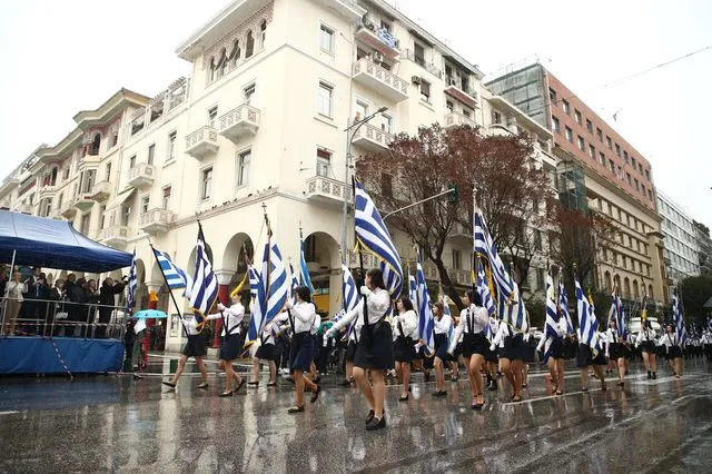 28η Οκτωβρίου: Με βροχή η μαθητική παρέλαση στη Θεσσαλονίκη