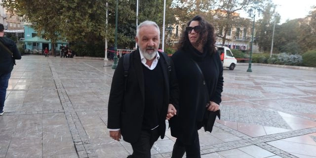 Ο Χρήστος Θηβαίος στο Λαϊκό προσκύνημα στο παρεκκλήσι της Μητρόπολης Αθηνών για τον Διονύση Σαββόπουλο