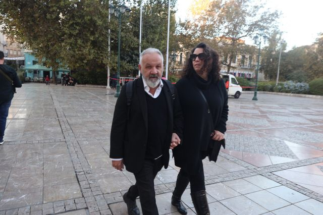 Ο Χρήστος Θηβαίος στο Λαϊκό προσκύνημα στο παρεκκλήσι της Μητρόπολης Αθηνών για τον Διονύση Σαββόπουλο