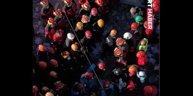 Τουρκία: Η στιγμή που η 18χρονη ανασύρεται ζωντανή από τα ερείπια πολυκατοικίας