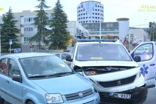 Θεσσαλονίκη: Ιδιωτικό ασθενοφόρο συγκρούστηκε με ΙΧ στην Εγνατία