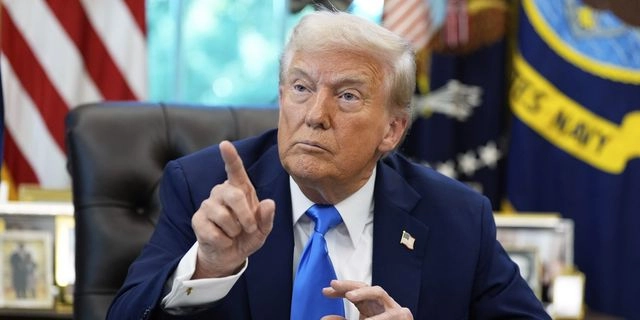 Κλιμακώνει ο Τραμπ για την εθνοφρουρά: Ζητά να φυλακιστούν ο δήμαρχος του Σικάγο και ο κυβερνήτης του Ιλινόι