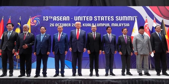 Ο Τραμπ στρώνει το έδαφος για συμφωνία με την Κίνα – Τι συμφωνίες υπέγραψε ως τώρα