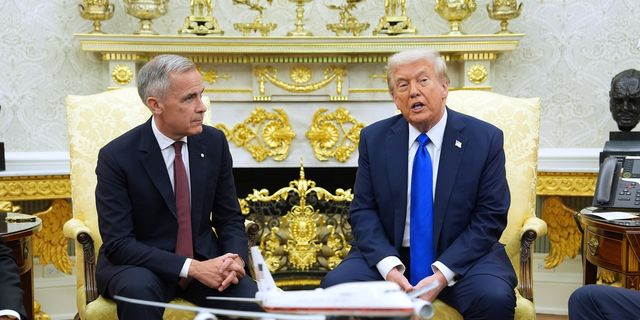 Ο Αμερικανός πρόεδρος Ντόναλντ Τραμπ με τον Καναδό πρωθυπουργό Μαρκ Κάρνι