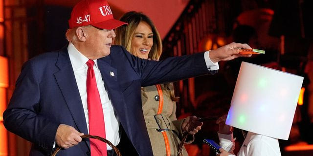 Το Halloween του Τραμπ: Χωρίς στολή, αλλά με σοκολάτες, viral στιγμιότυπα και ένα παιδί ντυμένο “πρόεδρο”