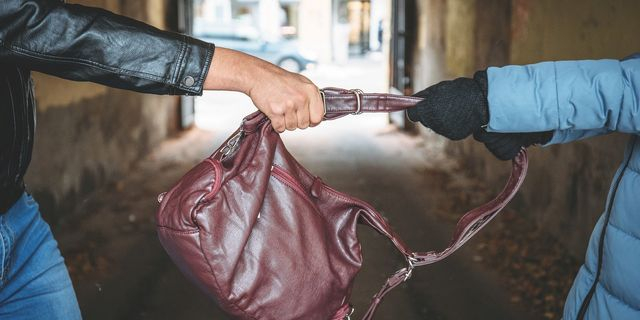 Στρατολόγησε ανήλικες για να κλέβουν τσάντες στο κέντρο της Αθήνας