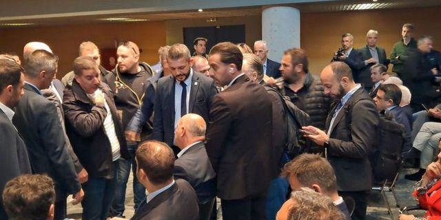 Επεισόδια στη Βοιωτία: Αγρότες περικύκλωσαν τον Κώστα Τσιάρα