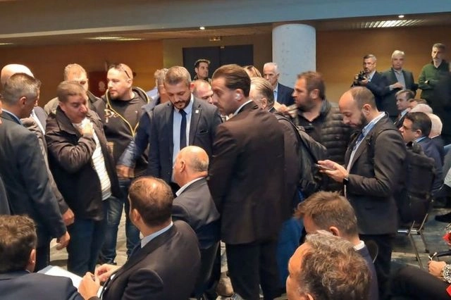 Επεισόδια στη Βοιωτία: Αγρότες περικύκλωσαν τον Κώστα Τσιάρα