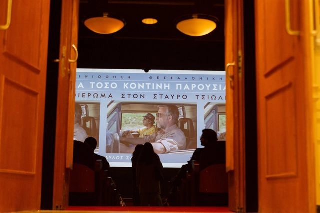 Η Κατερίνα Τσιώλη εξηγεί πώς η μαγεία του “Ας Περιμένουν οι γυναίκες” μεταφέρθηκε σε κόμιξ