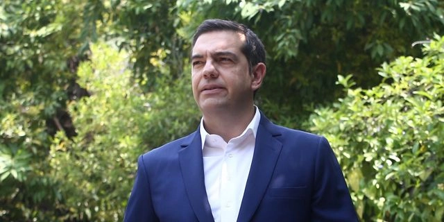 Ο Αλέξης Τσίπρας έξω από το Μέγαρο Μαξίμου