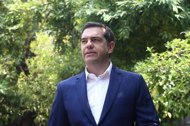 Ο Αλέξης Τσίπρας έξω από το Μέγαρο Μαξίμου