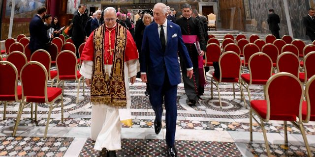 Πάπας Λέων και βασιλιάς Κάρολος στο Βατικανό