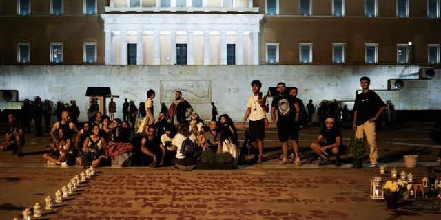Το άτυπο μνημείο των νεκρών στα Τέμπη θα υπάρχει μέχρι να βρέξει…