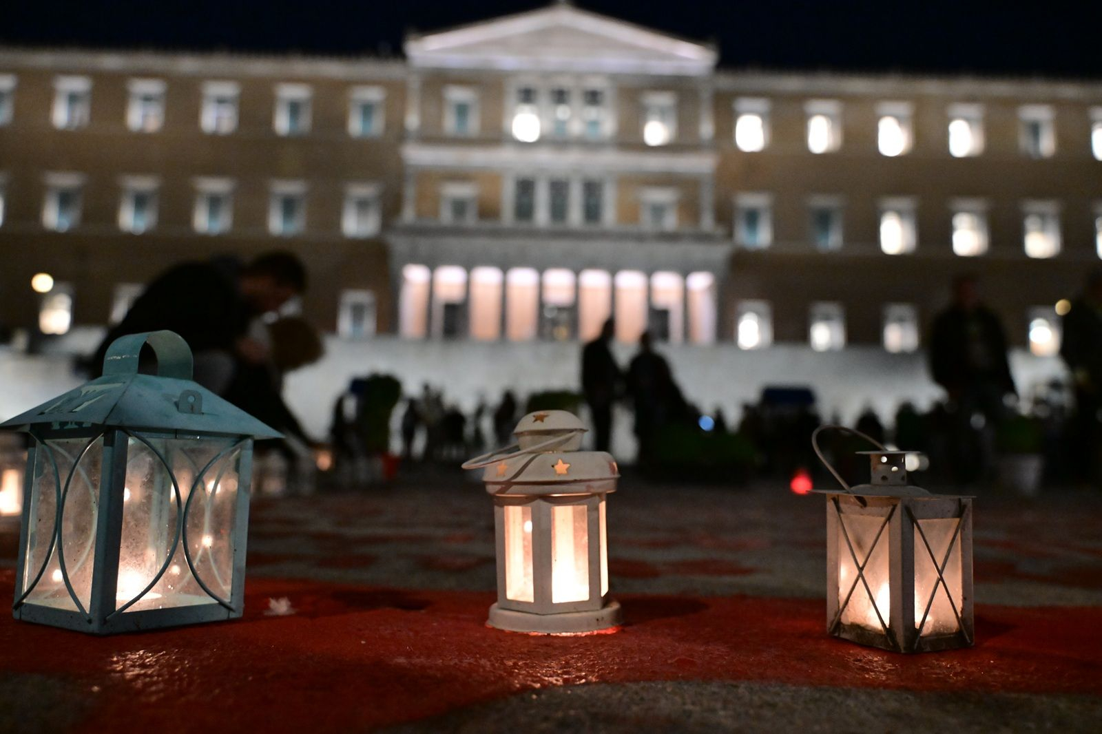 Συγκέντρωση στο Σύνταγμα, ενάντια στην κυβερνητική τροπολογία για την αλλαγή καθεστώτος φύλαξης του Μνημείου του Αγνώστου Στρατιώτη