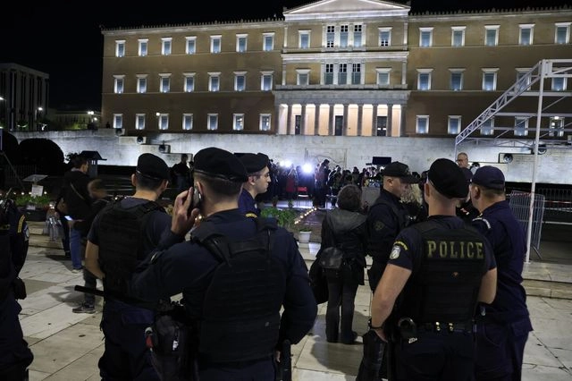 Άγνωστος Στρατιώτης: Προσήγαγαν γυναίκα που ανέβηκε στο μνημείο για να διαμαρτυρηθεί