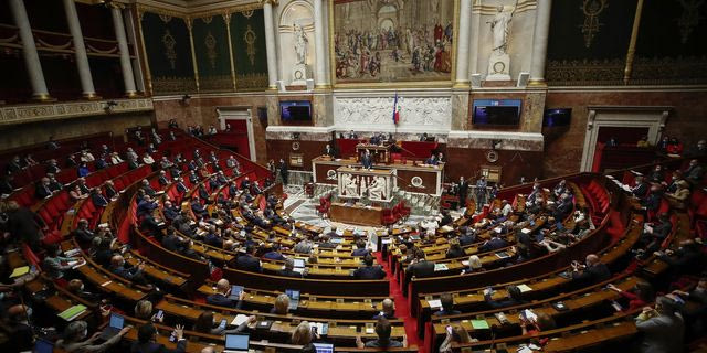 Γαλλία: Η Βουλή απέρριψε τον “φόρο Ζικμάν” για τη φορολόγηση των υπερπλούσιων