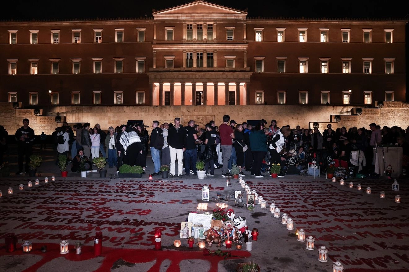 Διαμαρτυρία για την τραγωδία των Τεμπών στο Μνημείο του Αγνώστου Στρατιώτη