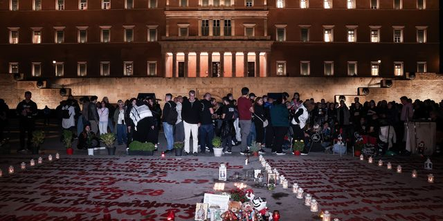 Διαμαρτυρία για την τραγωδία των Τεμπών στο Μνημείο του Αγνώστου Στρατιώτη