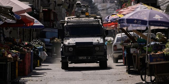 Όχημα του ισραηλινού στρατού σε γειτονιά της κατεχόμενης Δυτικής Όχθης