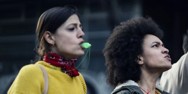 Πώς οι απλές σφυρίχτρες έγιναν εργαλείο αντίστασης κατά της ICE στο Σικάγο