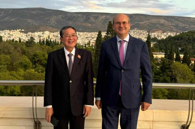 Ο Χατζηδάκης είδε τον αντιπρόεδρο της Εθνοσυνέλευσης του Βιετνάμ