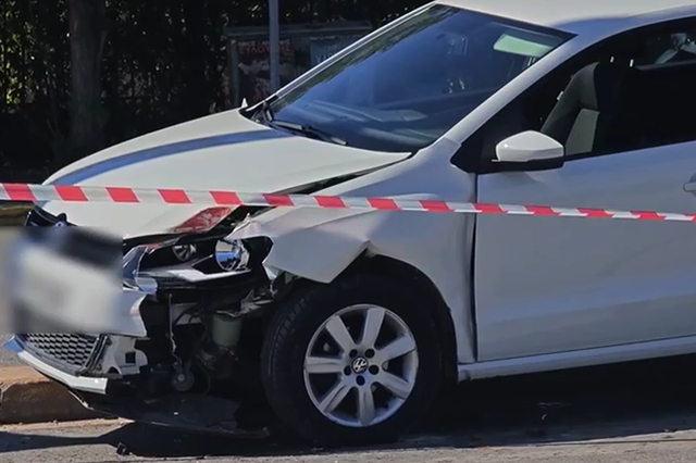 Τροχαίο στην Κηφισίας: ΙΧ προσέκρουσε σε φανάρι – Δύο τραυματίες