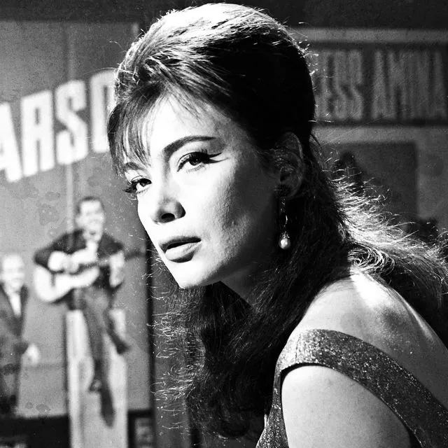 Η Τζένη Καρέζη στη Λόλα