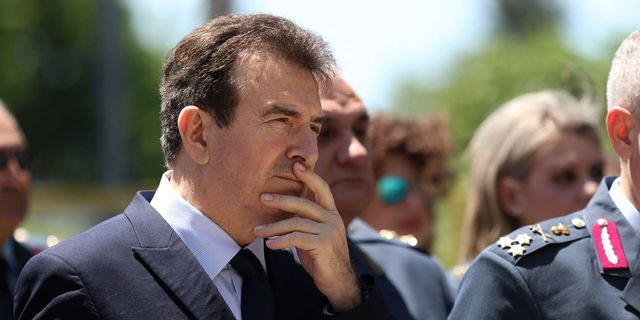 Τι να σκέφτεται, άραγε, ο Μιχάλης Χρυσοχοϊδης; Ελπίζουμε μία απάντηση στο πρόβλημα με τους «γνωστούς των Αρχών».