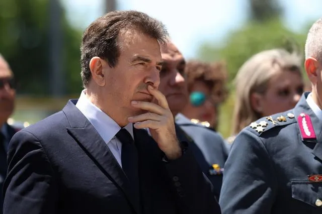 Τι να σκέφτεται, άραγε, ο Μιχάλης Χρυσοχοϊδης; Ελπίζουμε μία απάντηση στο πρόβλημα με τους «γνωστούς των Αρχών».